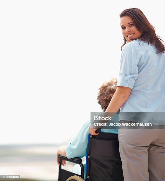 Ärztin Mit Ihren Patienten Am Rollstuhl Stockfoto und mehr Bilder von 20-24 Jahre - 20-24 Jahre, Alter Erwachsener, Alterungsprozess