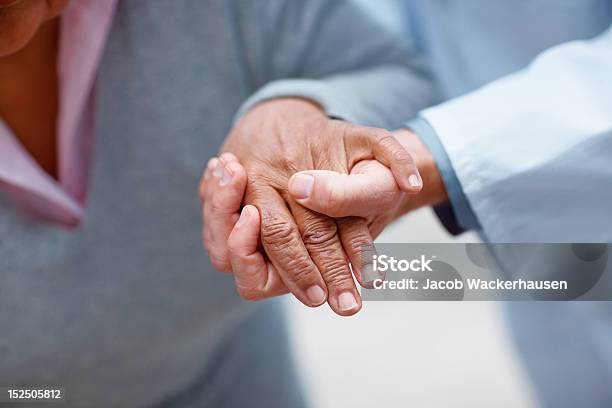 Medico Tenendo La Mano Di Un Paziente - Fotografie stock e altre immagini di Darsi la mano - Darsi la mano, Terza età, Paziente