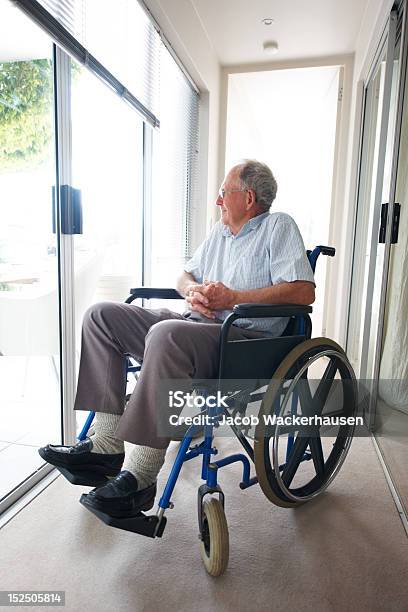 Disabili Senior Paziente Seduto Su Una Sedia A Rotelle - Fotografie stock e altre immagini di 60-69 anni
