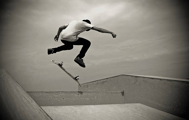 giovane uomo su hardflip - extreme skateboarding action balance motion foto e immagini stock