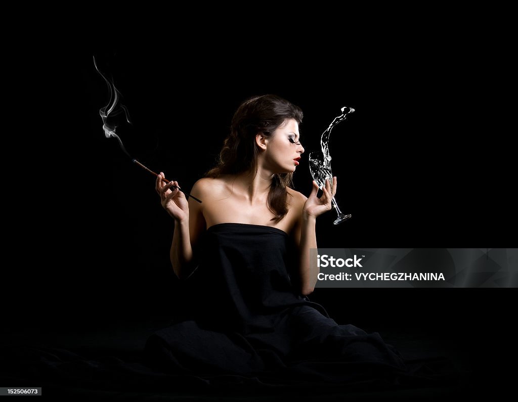 Гламур женщины с шампанским - Стоковые фото Шампанское роялти-фри