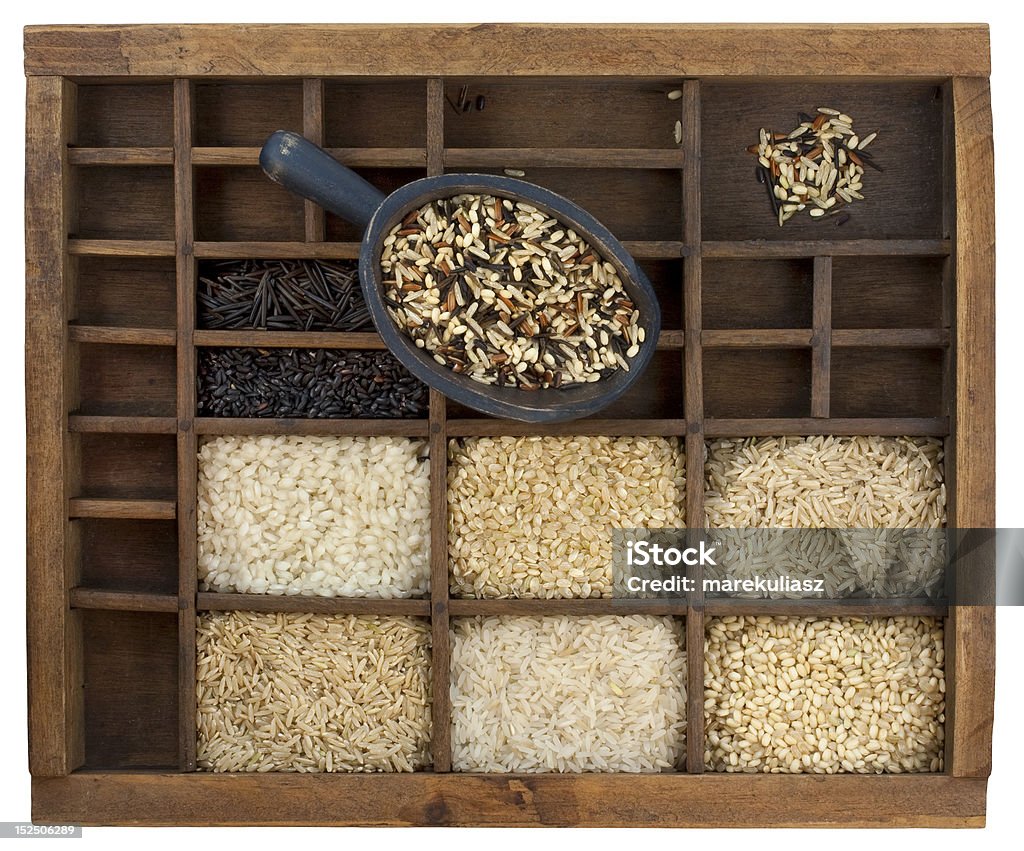 Varietà di grani di riso nel cassetto in legno d'epoca con scollo a barchetta - Foto stock royalty-free di Astratto