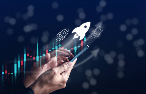 Businessman hold smart phone with rocket launch investment growth, planning and staring corporate business start up aiming objective value development leadership and customer target group. hombre de negocios sostener teléfono inteligente con cohete lanzamiento crecimiento de la inversión, planificación y puesta en marcha de negocios corporativos apuntando objetivo de desarrollo de valor liderazgo y grupo objetivo de clientes.