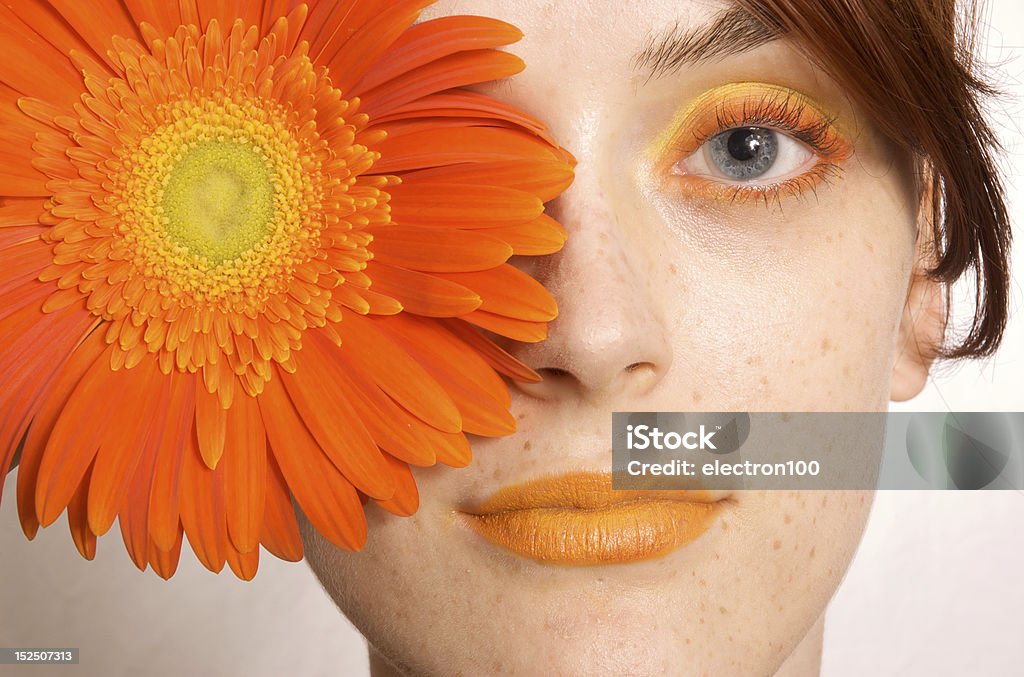 Dziewczynka sypiąca kwiaty - Zbiór zdjęć royalty-free (Czysty)