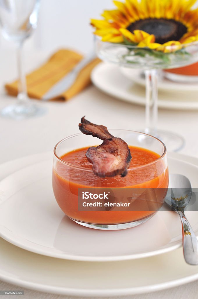 Sopa de tomate asado caseros con tocino - Foto de stock de Elegancia libre de derechos