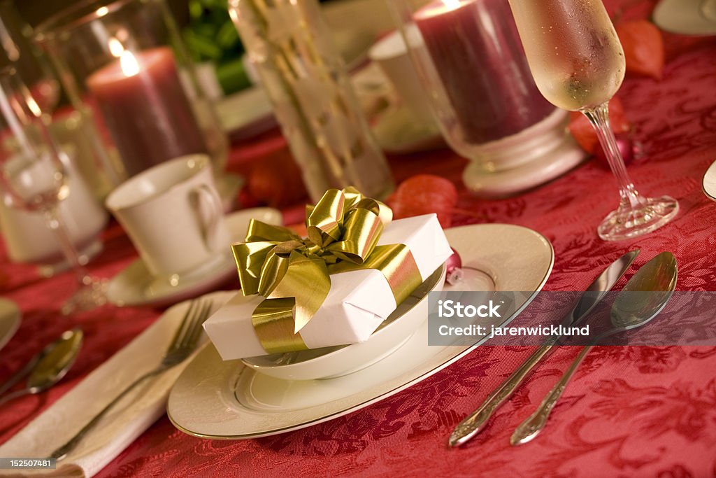 Ambiente elegante tavola di Natale in rosso - Foto stock royalty-free di Attrezzatura per illuminazione