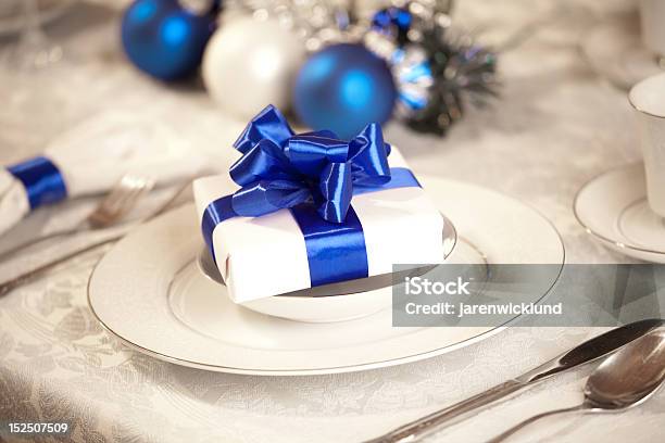 Elegante Blaue Und Weiße Weihnachtentischanordnung Stockfoto und mehr Bilder von Band