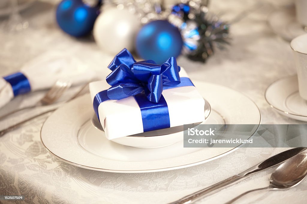 Elegante blu e bianco Natale tabella impostazione - Foto stock royalty-free di Bianco