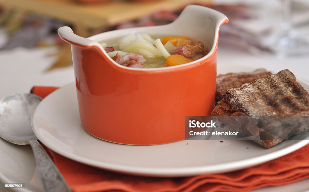 Minestrone sopa con tostadas francesas, - Foto de stock de Alimento libre de derechos