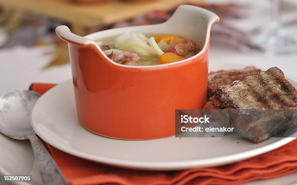 Minestrone Sopa Con Tostadas Francesas Foto de stock y más banco de imágenes de Alimento - Alimento, Cena, Comida del mediodía