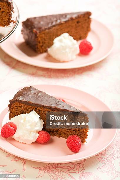 Sachertorte Stockfoto und mehr Bilder von Sachertorte - Sachertorte, Aufschäumen, Beere - Obst