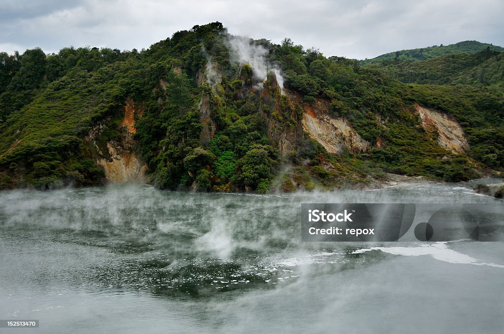 Patelnia jeziora wulkaniczne Waimangu Dolina - Zbiór zdjęć royalty-free (Bez ludzi)