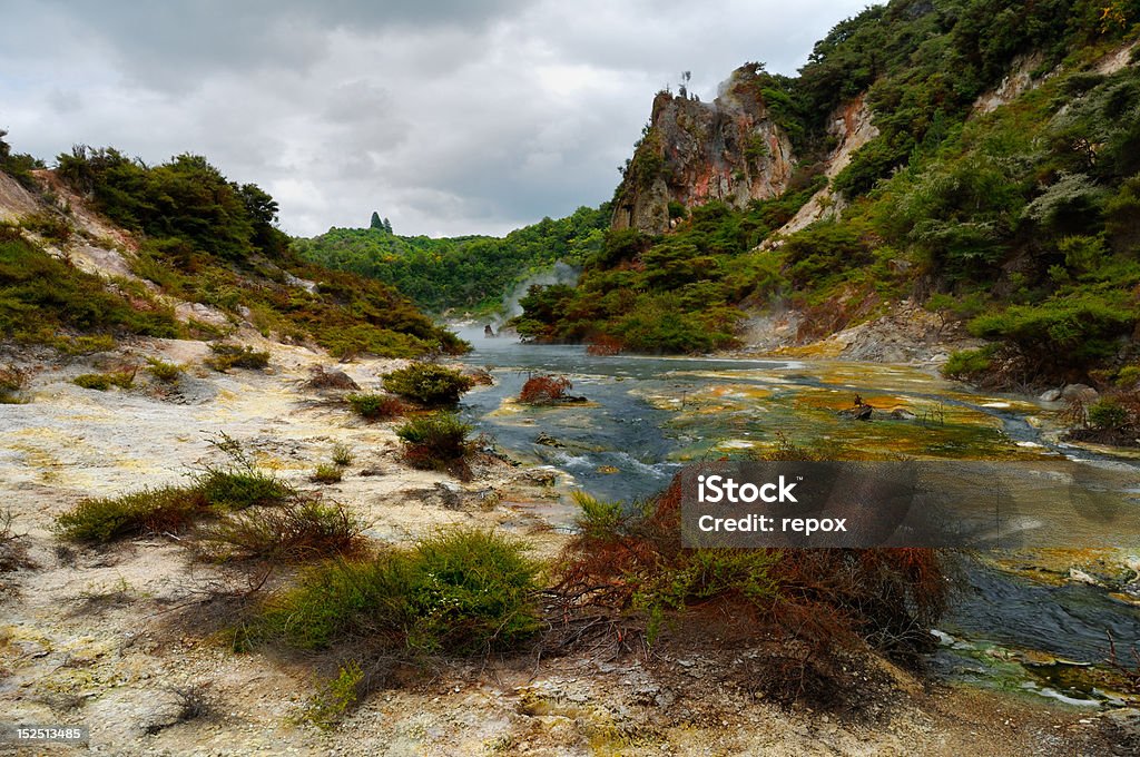 Hot spring mit mineral sediments, Waimangu vulkanische Valley - Lizenzfrei Bach Stock-Foto