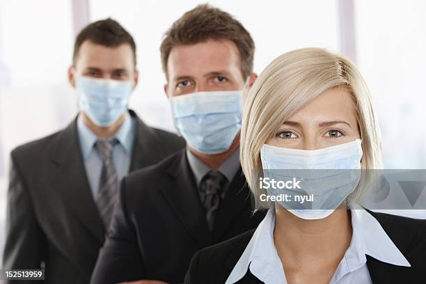 Las Personas De Negocios Porque Temen H1n1 Virus Foto de stock y más banco de imágenes de Máscara protectora - Máscara protectora, De ascendencia europea, Camisa con botones