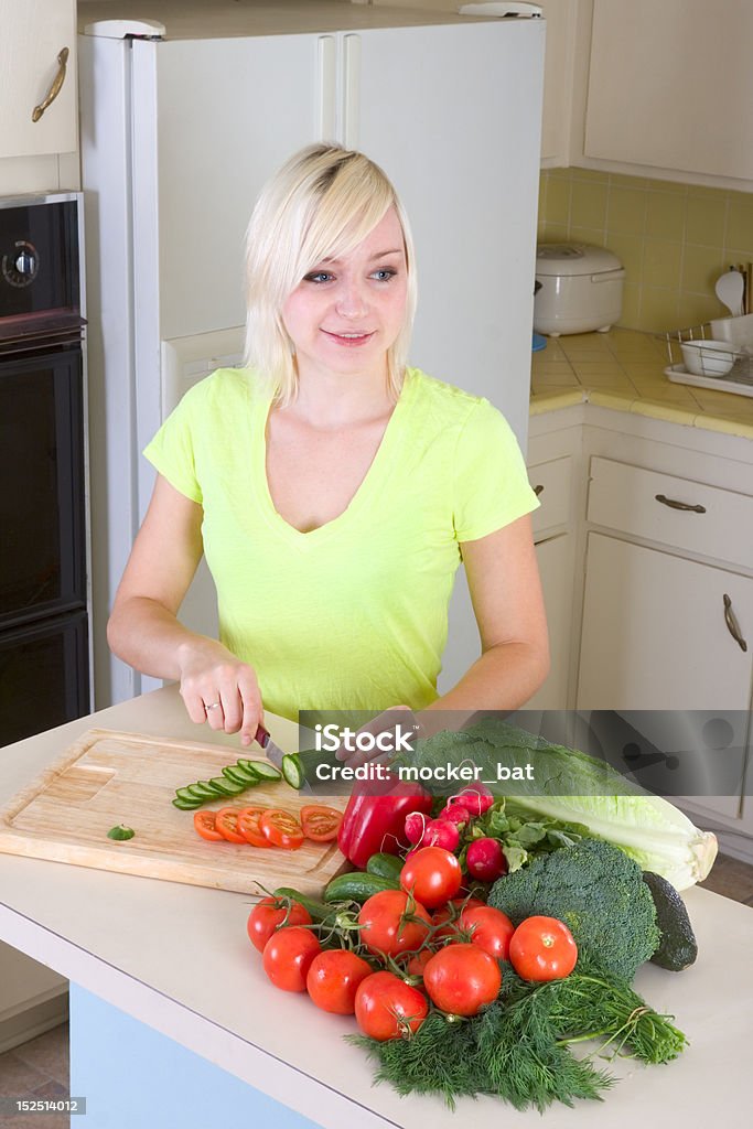 Loiro de corte Jovem mulher na cozinha produtos hortícolas - Royalty-free 20-29 Anos Foto de stock