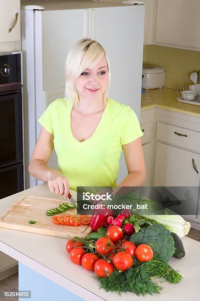 Loiro De Corte Jovem Mulher Na Cozinha Produtos Hortícolas - Fotografias de stock e mais imagens de 20-29 Anos