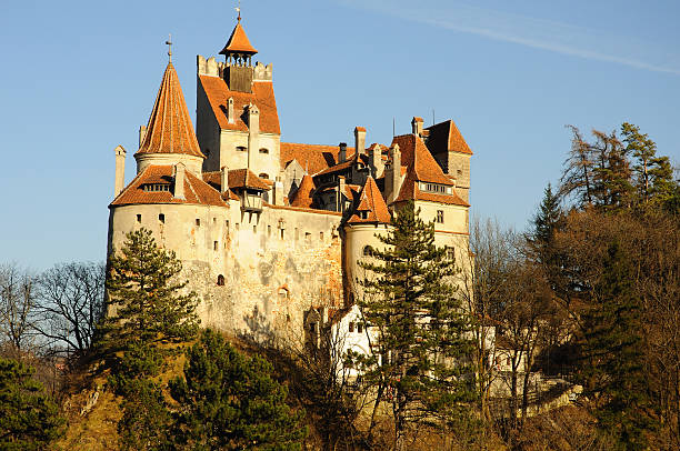 dracula's törzburg, siebenbürgen, rumänien, europa - siebenbürgen stock-fotos und bilder