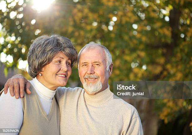 Kochać Starsza Para - zdjęcia stockowe i więcej obrazów 60-64 lata - 60-64 lata, 60-69 lat, Aktywni seniorzy