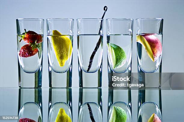 Vodka Occhiali Con Frutta - Fotografie stock e altre immagini di Alchol - Alchol, Bianco, Bibita