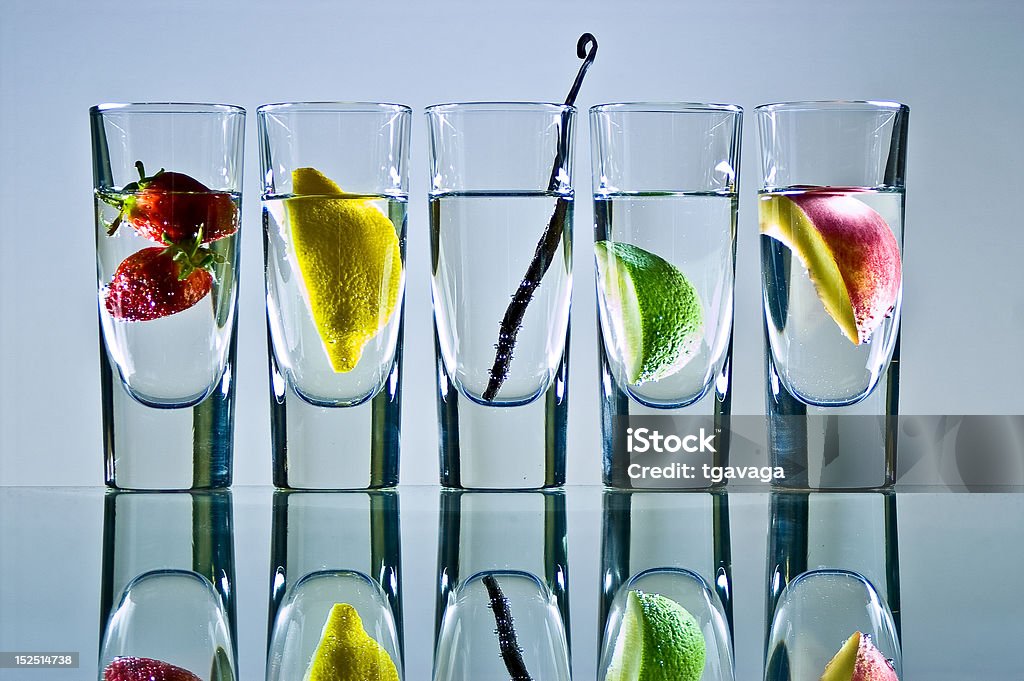 Водка очки с фруктами - Стоковые фото Алкоголь - напиток роялти-фри