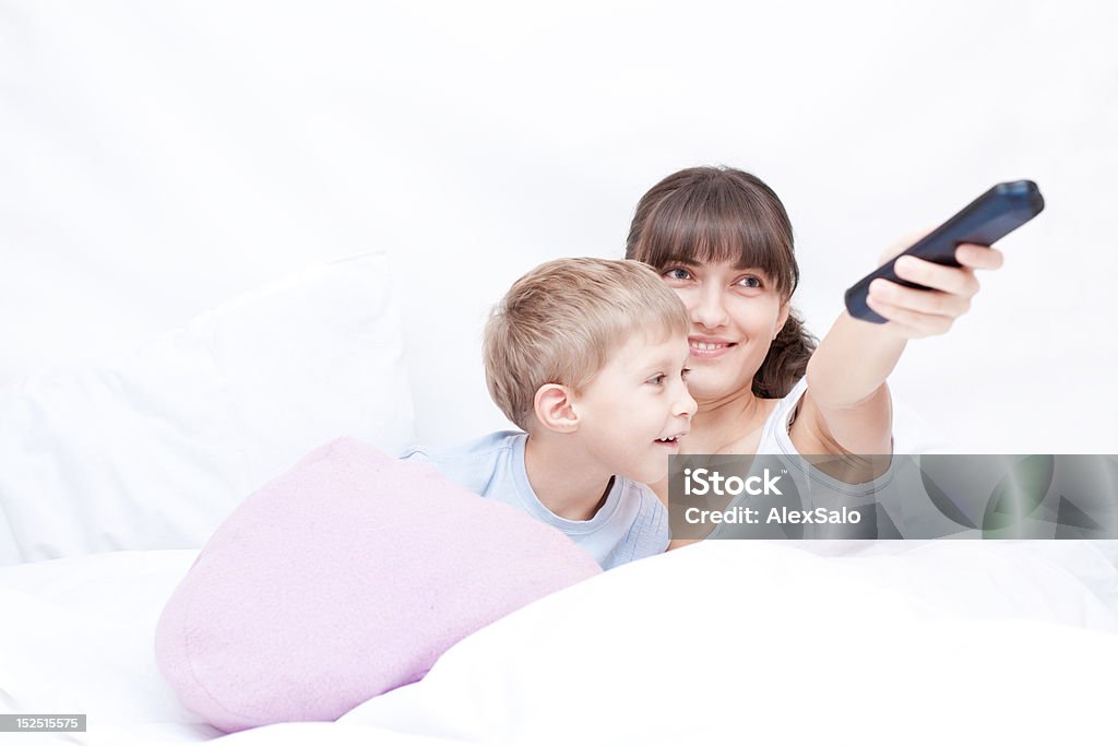 Mãe e filho animados assistir televisão - Foto de stock de Adulto royalty-free