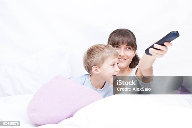 Foto de Mãe E Filho Animados Assistir Televisão e mais fotos de stock de Adulto - Adulto, Assistindo, Assistir TV