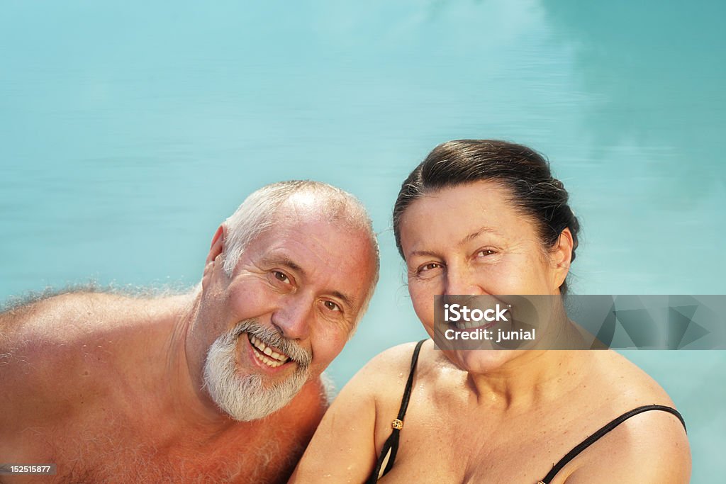 couple senior actif, piscine - Photo de Natation libre de droits