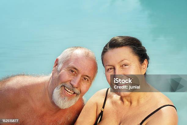 Attivo Coppia Senior Nuoto - Fotografie stock e altre immagini di Ambientazione esterna - Ambientazione esterna, Nuoto, 60-69 anni