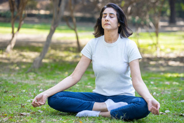 Mature urban indian woman wearing white-tshirt and and jeans doing yoga meditation while sitting. asian female healthcare and fitness concept. sorprendido hombre y mujer indios con camiseta usando computadora portátil en el parque, redes sociales computadoras portátiles funcionando, concepto de tecnología. trabajo independiente, oficina al aire libre trabajan juntos. oferta de venta con descue