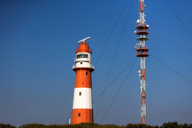latarnia morska i wieża radiowa na niemieckiej wyspie borkum - north sea audio zdjęcia i obrazy z banku zdjęć