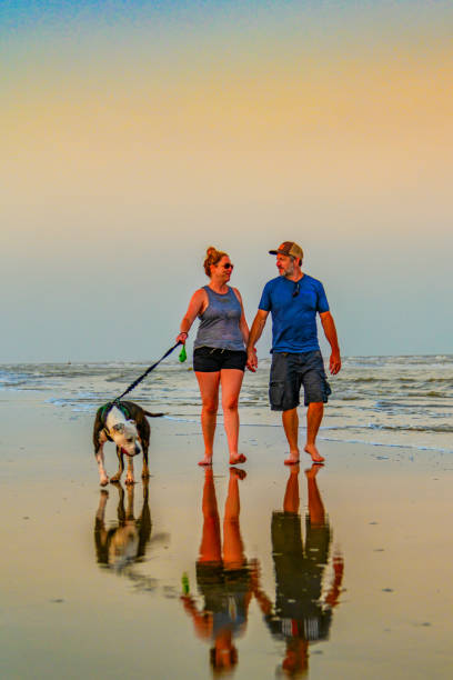 istock Couple on the Beach 1525335393