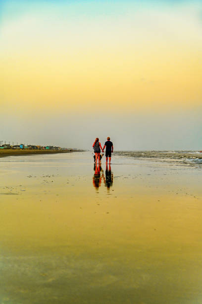 istock Couple on the Beach 1525335953