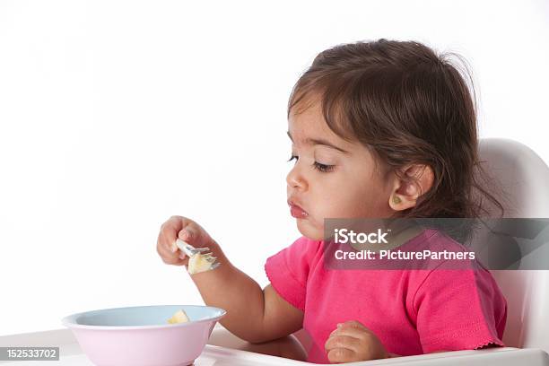 Foto de Bebê Menina Está Comendo Pela Própria e mais fotos de stock de Comer - Comer, Criança, 6-11 meses