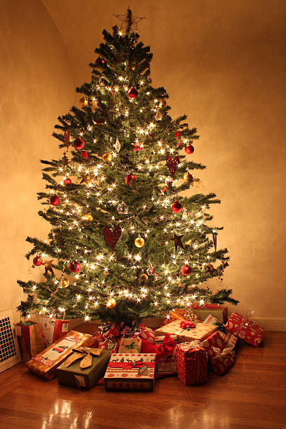 istock Family Christmas Tree 152534374