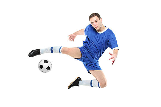 joueurs de football avec un ballon en action - athlete soccer player men professional sport photos et images de collection