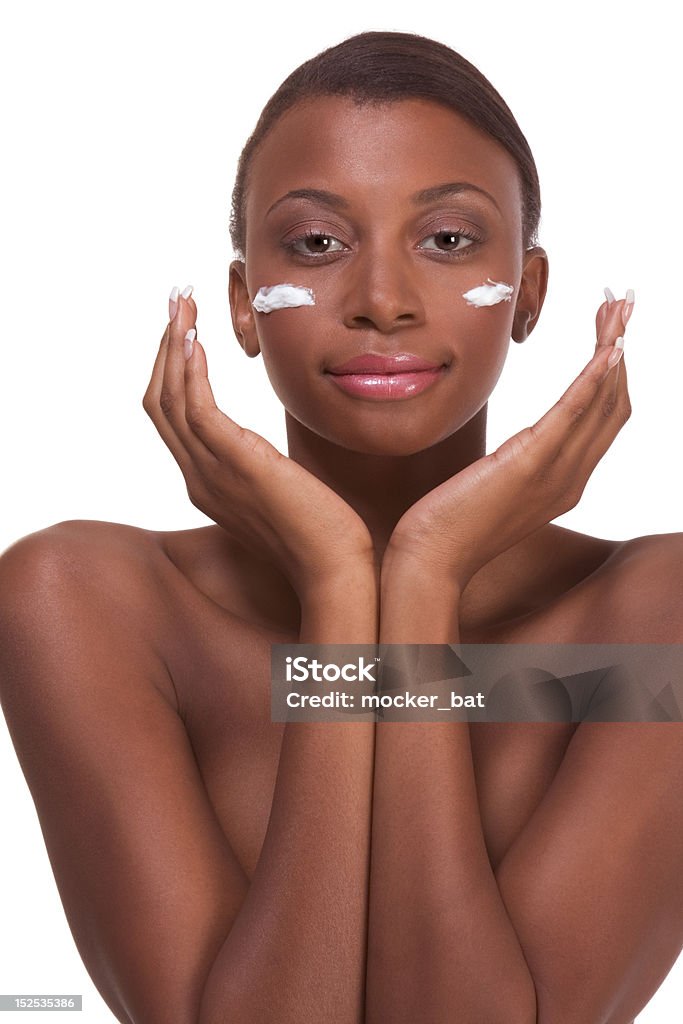 Topless ethnischen Schwarze Frau feuchtigkeitsspendende Gesicht - Lizenzfrei Fotografie Stock-Foto