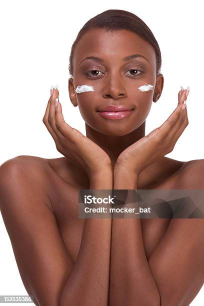 Topless Ethnischen Schwarze Frau Feuchtigkeitsspendende Gesicht Stockfoto und mehr Bilder von Fotografie