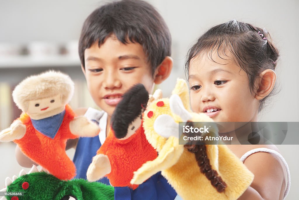 Geschwister spielen Handpuppe - Lizenzfrei Puppentheater-Figur Stock-Foto