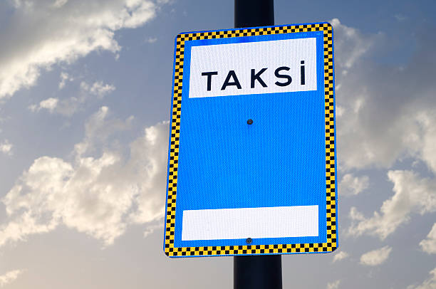 enseigne de taxi - parking sign taxi taxi sign cloud photos et images de collection