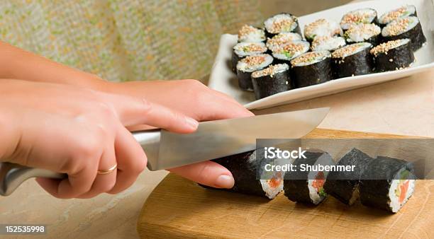 Foto de Preparação De Sushi e mais fotos de stock de Faca de Cozinha - Faca de Cozinha, Fileira, Sushi Maki