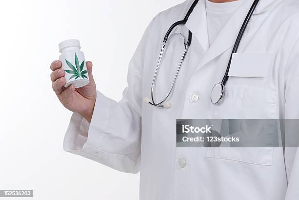 Medico E Stetoscopio - Fotografie stock e altre immagini di Medico - Medico, Cannabis terapeutica, Marijuana - Cannabis