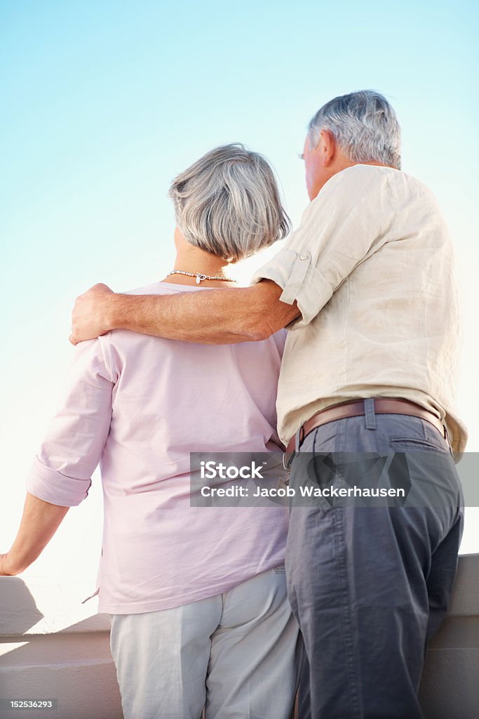 年配のカップル一緒に屋外に立って - 2人のロイヤリティフリーストックフォト