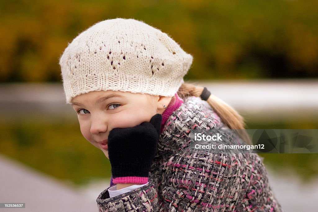 funny linda rubia Chica adolescente en blanco beret - Foto de stock de Adolescente libre de derechos