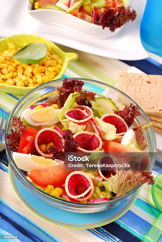 Salada fresca com salame, ovos e legumes - Foto de stock de Alface royalty-free