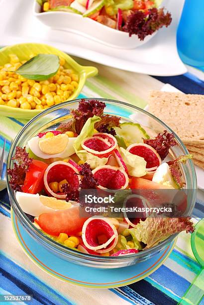 Foto de Salada Fresca Com Salame Ovos E Legumes e mais fotos de stock de Alface - Alface, Alface Crespa, Alface Vermelha