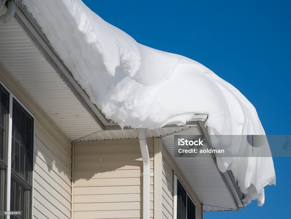 Снежный сугроб на крыше - Стоковые фото Крыша роялти-фри