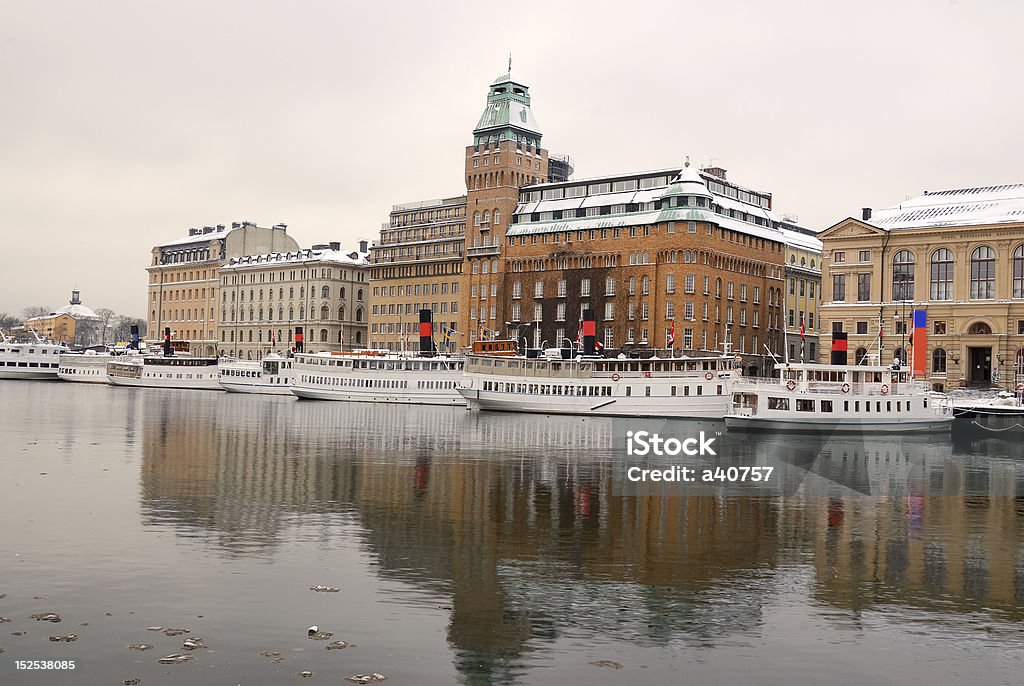 Estocolmo embankment com barcos - Foto de stock de Barco de passageiros royalty-free