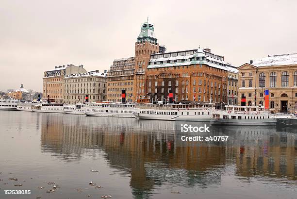 Foto de Estocolmo Embankment Com Barcos e mais fotos de stock de Barco de passageiros - Barco de passageiros, Cena de tranquilidade, Centro da cidade