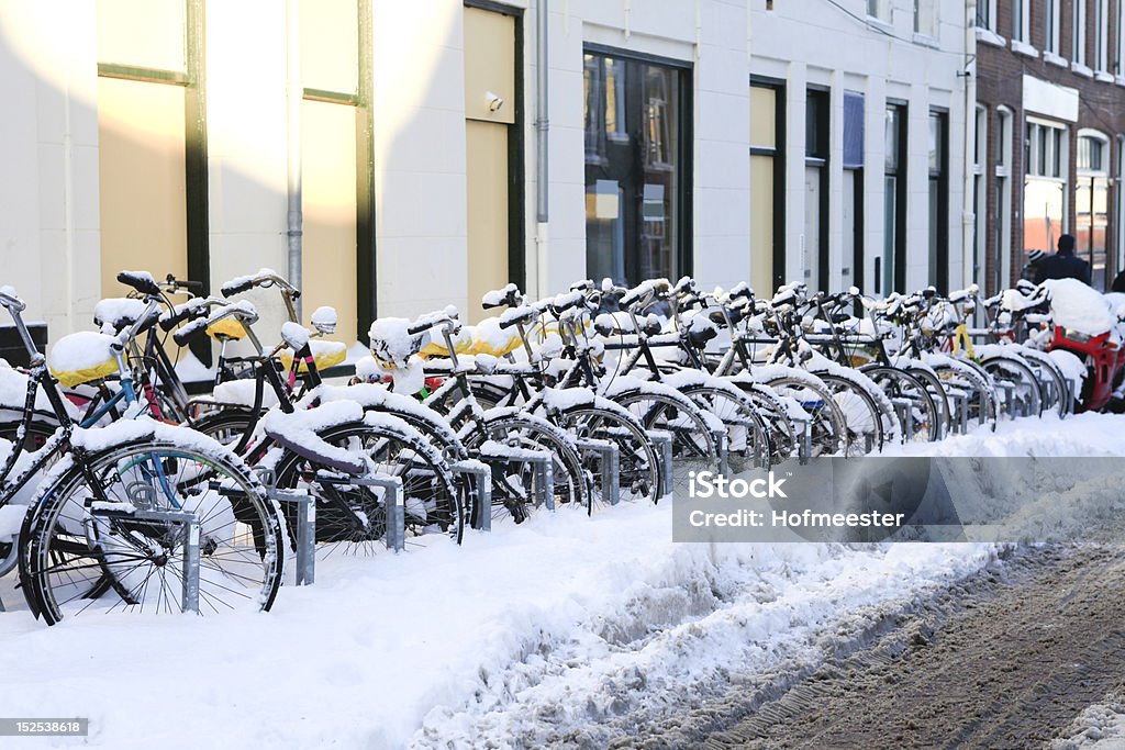 행을 snowcovered 자전거 - 로열티 프리 가리기 스톡 사진