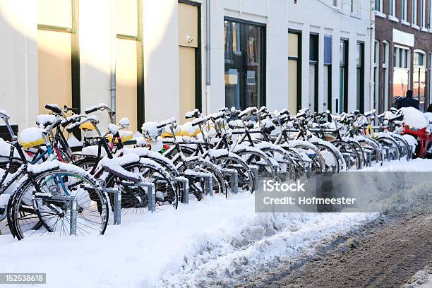 Wiersz Snowcovered Rowery - zdjęcia stockowe i więcej obrazów Biały - Biały, Bicykl, Burza śnieżna